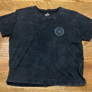 Hollister black graphic baby tee. Size small and in good condition.